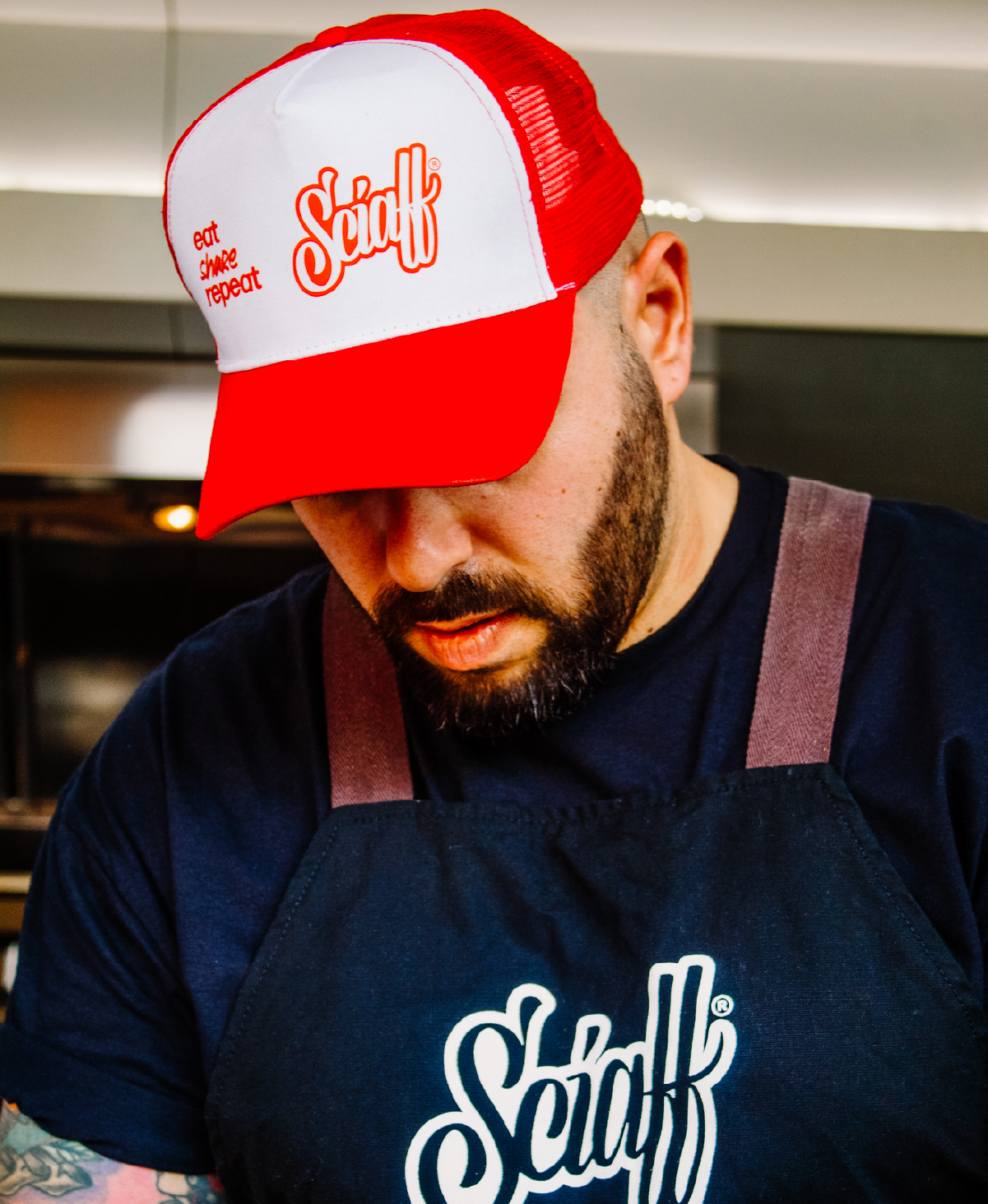 Nico Rossigali, fondatore di Sciaff, mentre prepara una piadina artigianale con stile street e autentico.