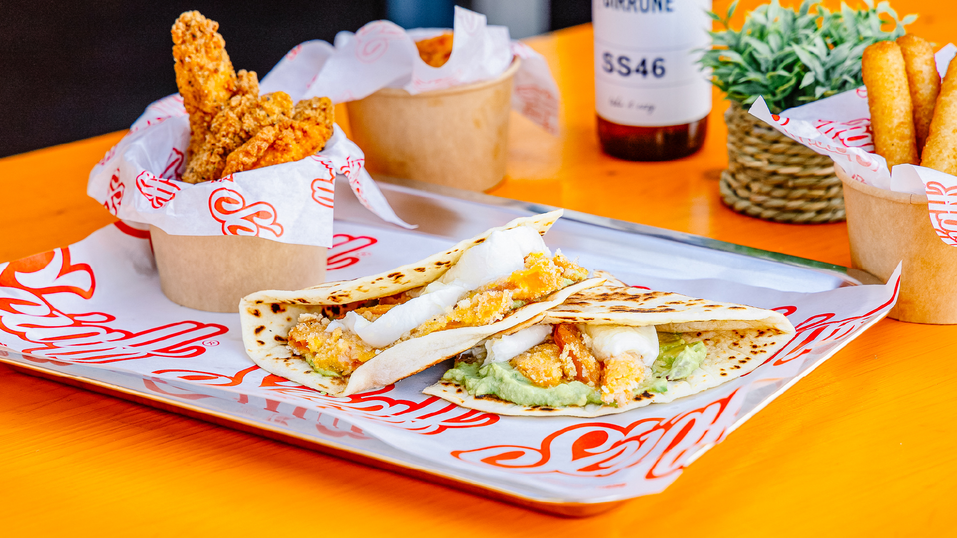 Piadina romagnola farcita con ingredienti artigianali, accompagnata da fritti e birra nel food truck Sciaff.
