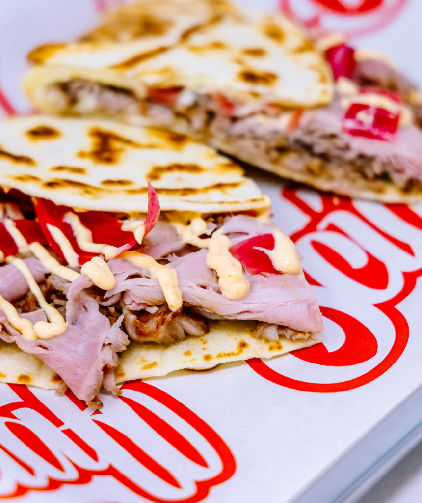 Piadina Capaz Sciaff con coppa cotta 24 ore, cipolla pickled e maionese sriracha.