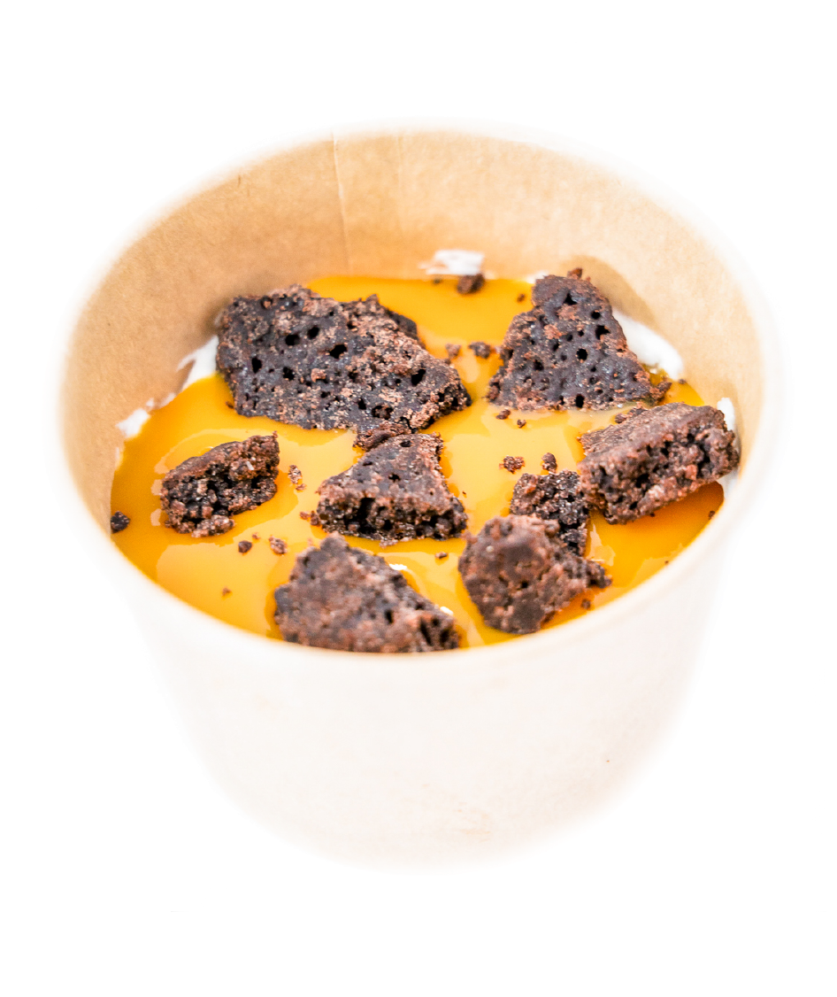 Dessert Sciaff con fior di ricotta, mango e crumble di cacao servito in vaschetta da street food
