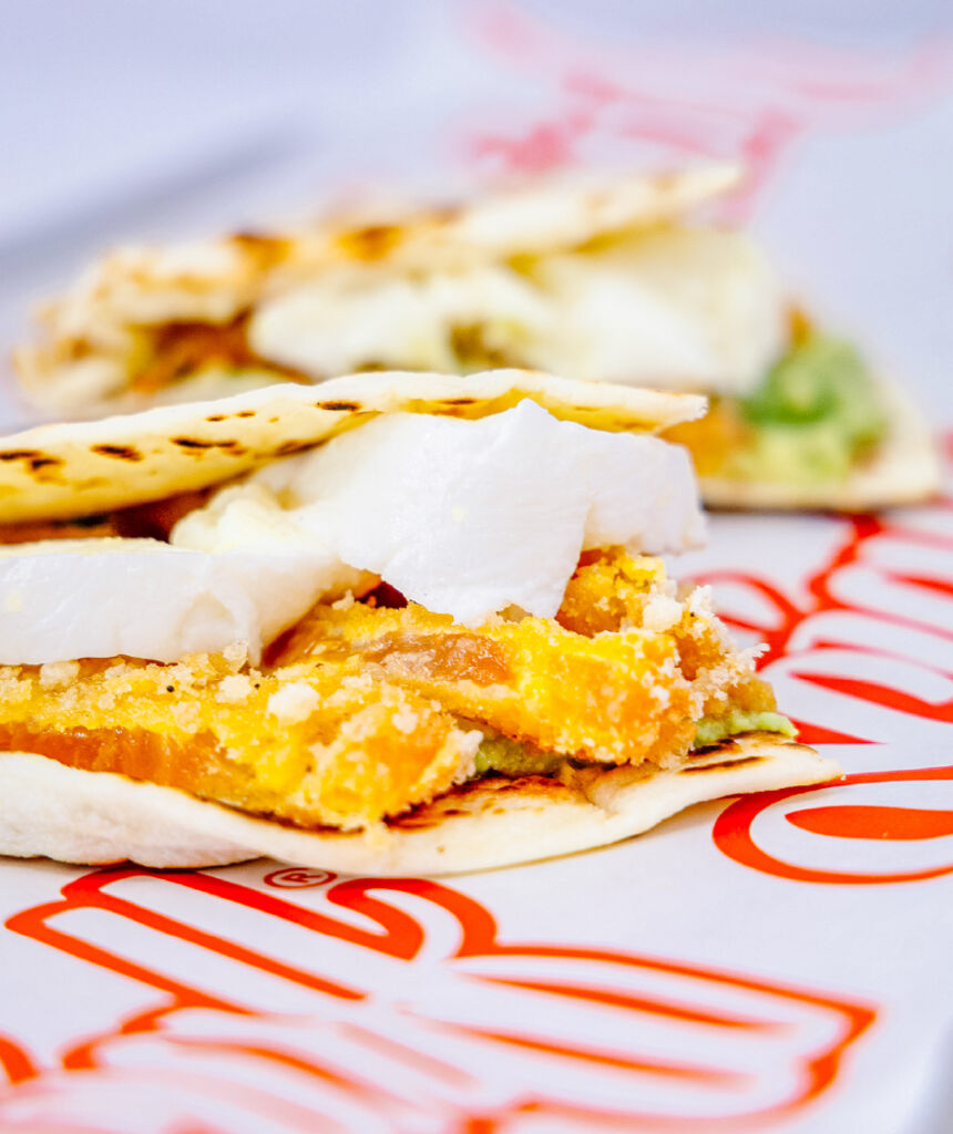 Piadina Pomodorah Sciaff con pomodoro fritto in panko, guacamole e bufala campana DOP.